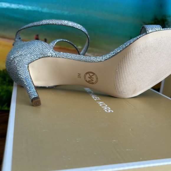 ๐ฅ๐๐๐ MKORS ๐๐ฉ๐๐ซ๐ค๐ฅ๐
Ava Glitter Mid Sandal Retail $110 - Picture 4 of 7